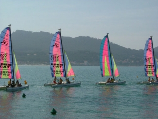 适合初学者的 Hobie Cat 双体船 